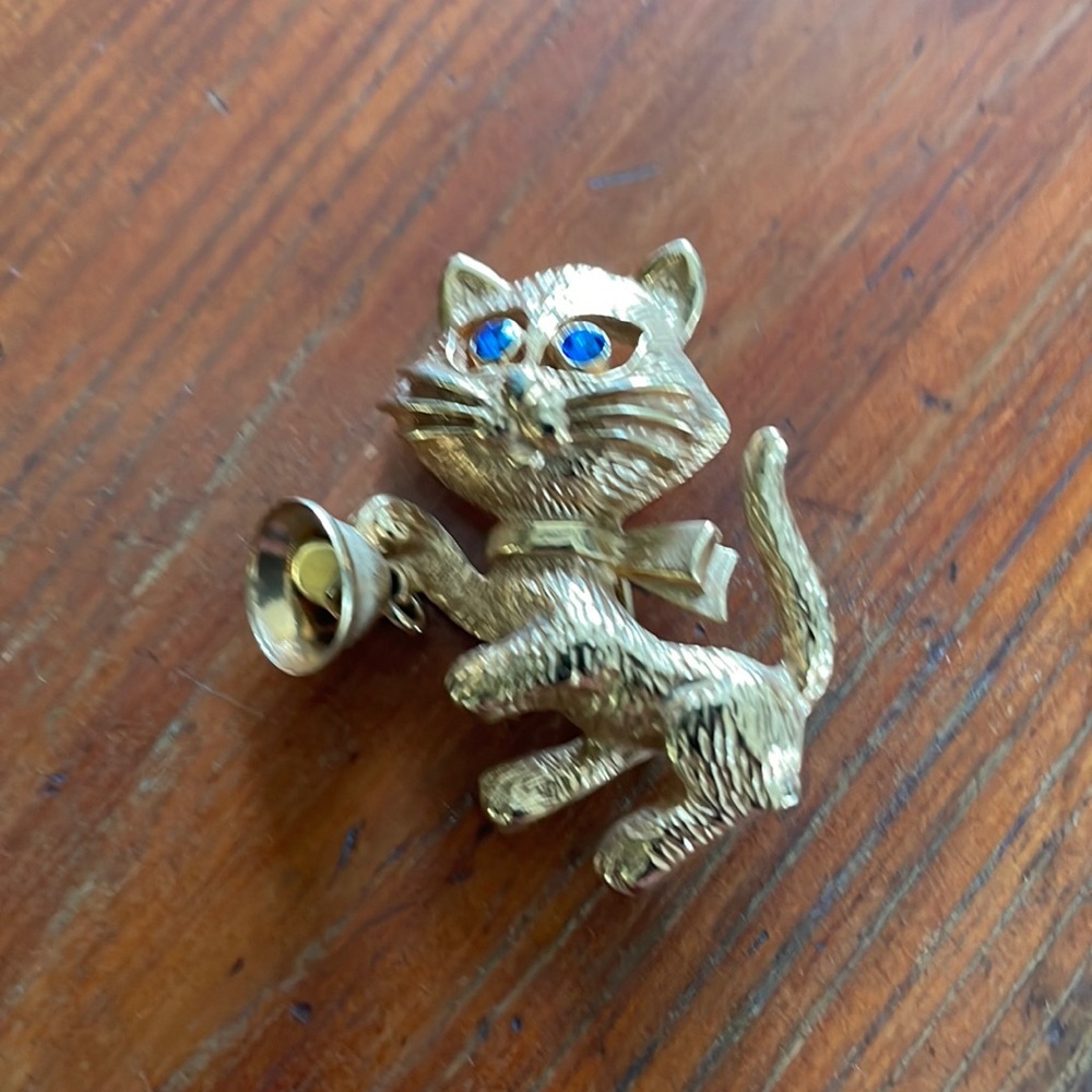 Gold Cat with Bell Lapel Pin